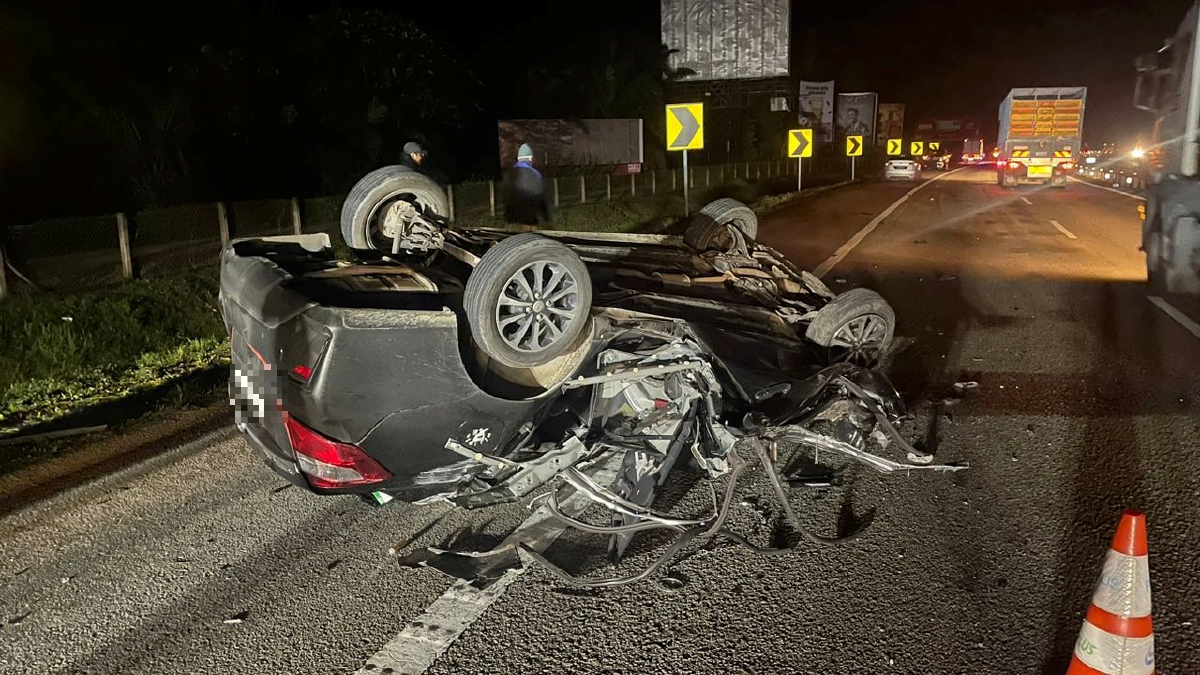 Keadaan Perodua Bezza terbalik selepas merempuh belakang lori manakala pemandunya maut. FOTO ihsan PDRM