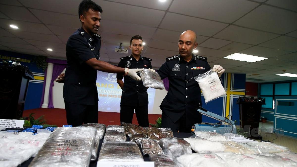 SOFFIAN menunjukkan dadah jenis syabu dan ketulan mampat ganja yang dianggarkan bernilai RM282,464.00 pada sidang media di Ibu Pejabat Polis (IPD) Daerah Timur Laut, di sini, hari ini. FOTO MIKAIL ONG