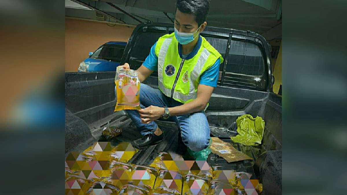 SEBANYAK 30kg minyak masak paket 1kg bersubsidi yang dirampas di atas jalan raya di Kampung Delima dan sitaan dibuat dengan nilai dianggarkan sebanyak RM75. FOTO IHSAN KPDN