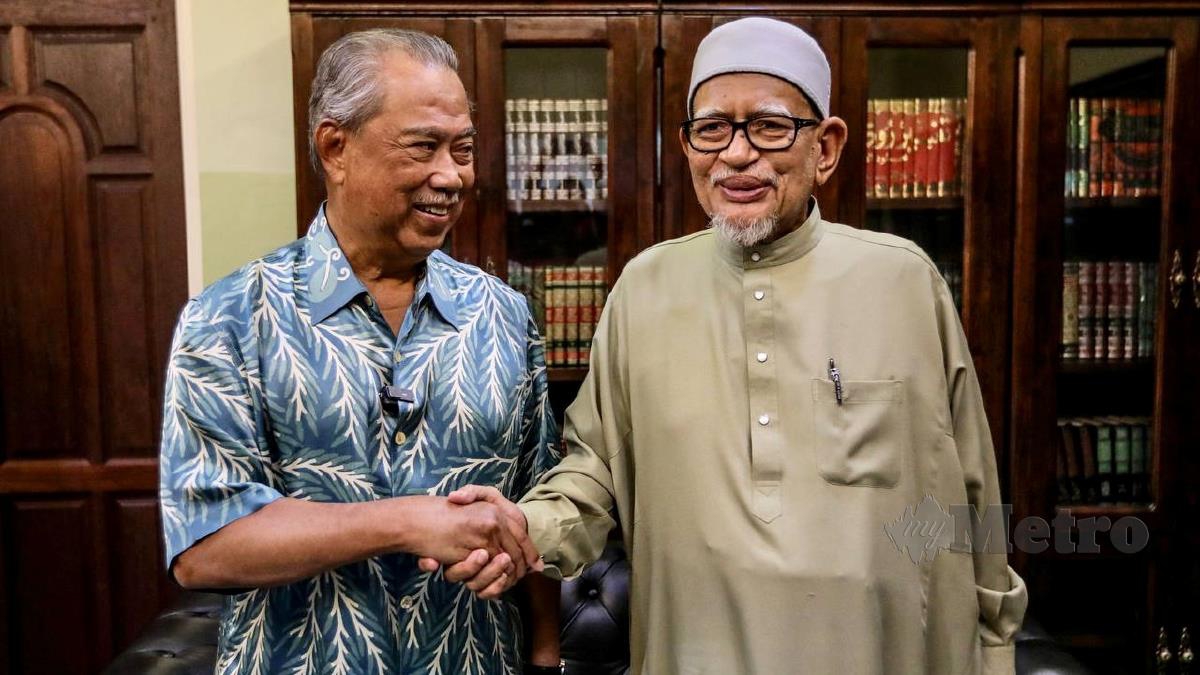 Tan Sri Muhyiddin Yassin bersama Presiden PAS, Tan Sri Abdul Hadi Awang semasa mengadakan kunjungan hormat di Masjid Kampung Rusila hari ini. FOTO  GHAZALI KORI