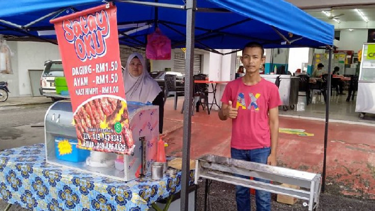 OKU bisu dan masalah pendengaran, Zulkifli Ainul Mokhsein menjual cempedak goreng dan sate bersama isterinya, Siti Nuratikah Mohd Suhaimi demi kelangsungan hidupnya yang menghidao barah limfoma. FOTO Ihsan Zulkifli Ainul Mokhsein