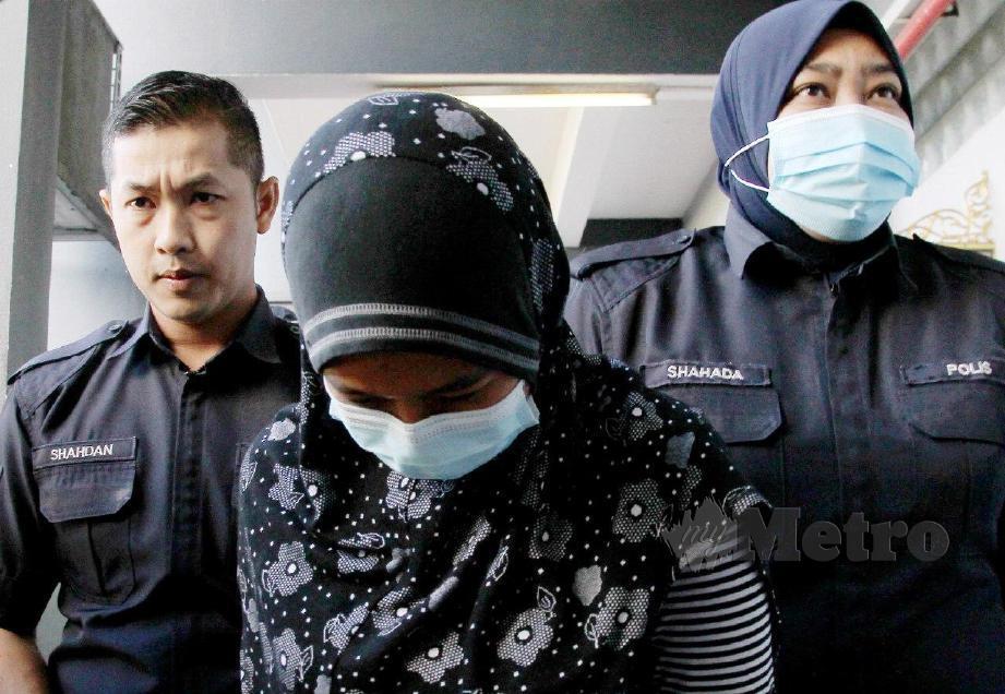 NURUL Husna Atiqah Shuib, diiringi anggota polis mengaku tidak bersalah di Mahkamah Sesyen Ipoh  atas 143 tuduhan pecah amanah melibatkan RM38,000, empat tahun lalu. FOTO Sharul Hafiz Zam