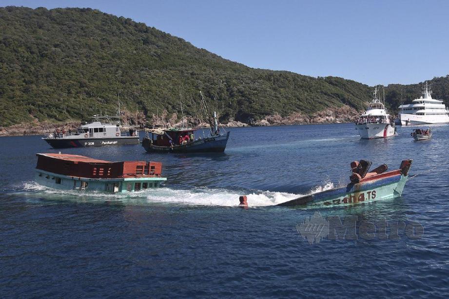 SEBANYAK dua buah bot nelayan Vietnam yang dilucut hak dan ditenggelamkan di Perairan Pulau Redang untuk dijadikan tukun tiruan. FOTO Ghazali Kori