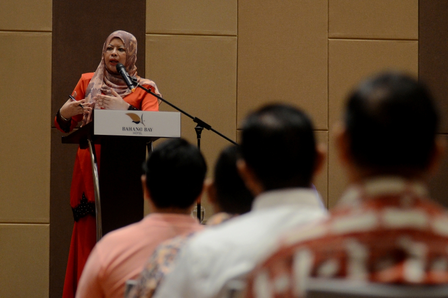DATUK Seri Rina Mohd Harun menyampaikan ucapan pada Majlis Penyerahan Bantuan Kepada Pusat Pemuihan Dalam Komuniti Negeri Pulau Pinang hari ini. FOTO BERNAMA