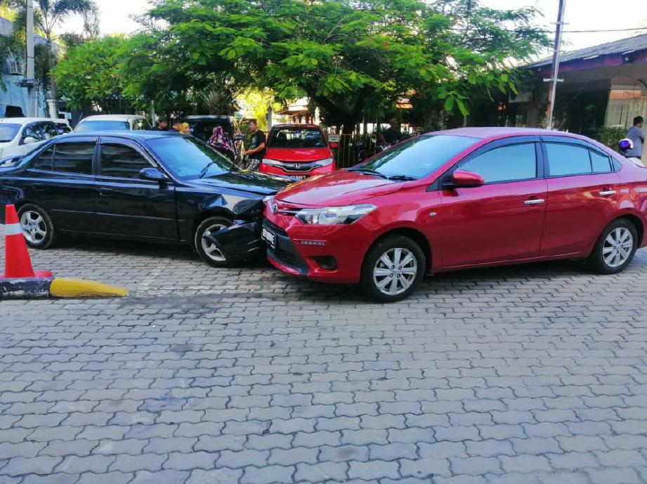 ANTARA kenderaan yang rosak dilanggar lelaki OKU warga India dipercayai mabuk di parkir sebuah hotel di Jalan Pantai Chenang, Langkawi, hari ini. FOTO ihsan Polis