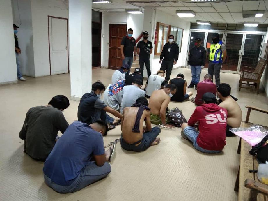 SERAMAI 14 individu ditahan Agensi Antidadah Kebangsaan (AADK) Tuaran akibat terlibat kegiatan penyalahgunaan dadah. FOTO AADK Tuaran