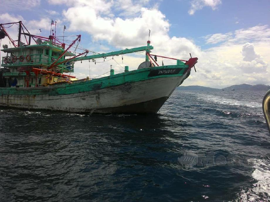 BOT nelayan yang ditahan APMM di kedudukan 1.20 batu nautika timur Tanjung Tavajun, Kota Kinabalu. FOTO Juwan Riduan