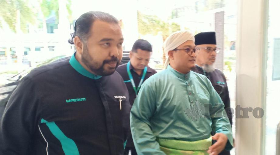 YANG Dipertua Yayasan Dakwah Islamiah Malaysia (YADIM) yang baharu, Nasrudin Hassan (tengah) disambut kakitangan pada hari pertama masuk ke pejabat YADIM. FOTO Samadi Ahmad