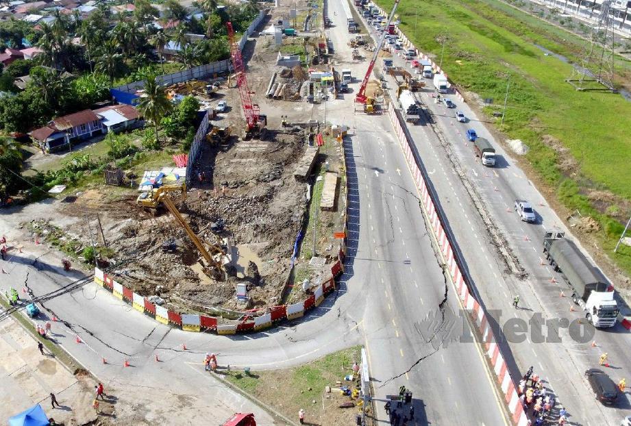 TINJAUAN melalui udara kawasan jalan merekah akibat mendapan tanah berhampiran tapak pembinaan LRT 3 di Jalan Klang-Banting. FOTO Muhd Asyraf Sawal