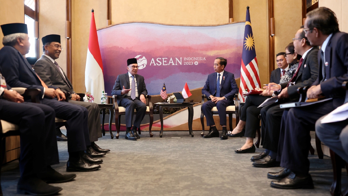 Perdana Menteri Datuk Seri Anwar Ibrahim mengutarakan lima agenda semasa mesyuarat dua hala dengan Presiden Indonesia Joko Widodo hari ini. FOTO BERNAMA