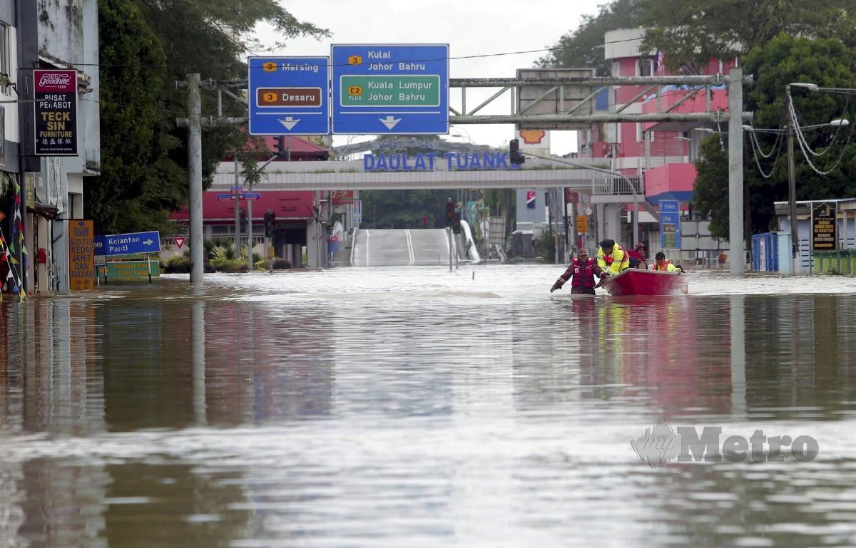 Pasukan penyelamat dari pelbagai agensi membantu memindahkan mangsa banjir berikutan hari ketiga pusat bandar ditenggelami air di daerah Kota Tinggi di Johor. FOTO NUR AISYAH MAZALAN