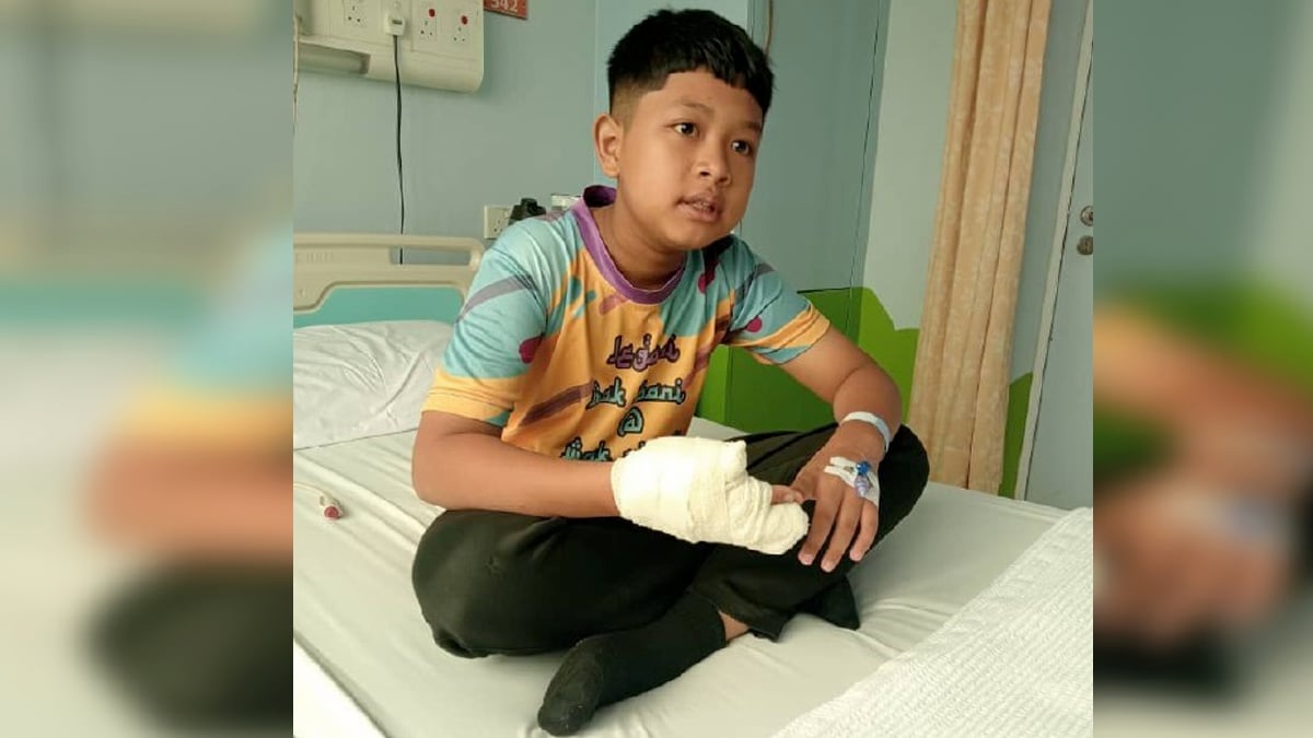 Tangan kanan Muhammad Iman Fattah menerima rawatan di sebuah hospital swasta. Foto Ihsan Mohd Faizul Mohd Saibani