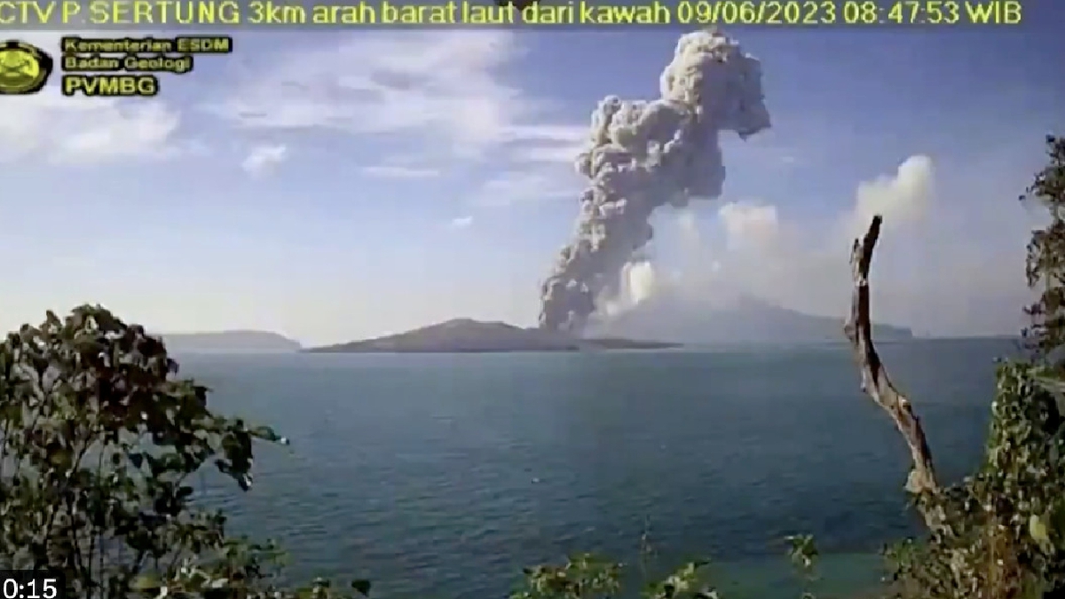Gunung berapi Anak Krakatau meletus dua kali hari ini. FOTO The Jakarta Post/Twitter