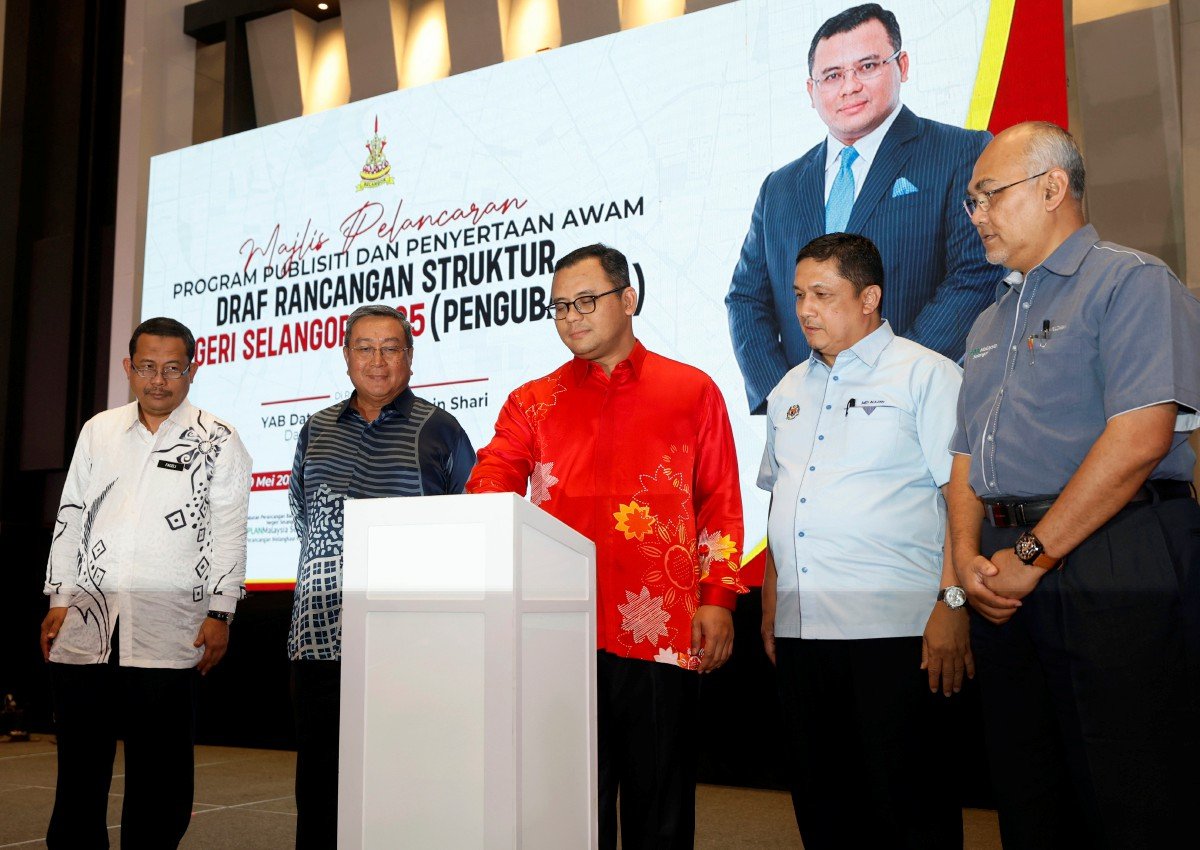 Menteri Besar Selangor Datuk Seri Amirudin Shari (tengah) melakukan gimik Pelancaran Program Publisiti dan Penyertaan Awam Bagi Draf Rancangan Struktur (RS) Negeri Selangor 2035 (Pengubahan) di Pusat Konvensyen MBSA hari ini. FOTO BERNAMA