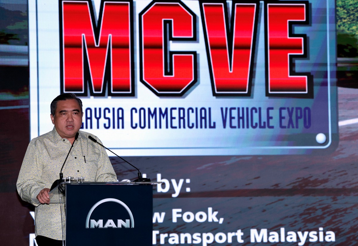 Menteri Pengangkutan Anthony Loke Siew Fook berucap pada Pelancaran Malaysia Commercial Vehicle Expo (MCVE) 2024 di Pusat Konvensyen dan Pameran Antarabangsa Mines (MIECC) hari ini. FOTO BERNAMA