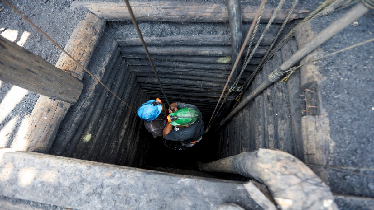 PELOMBONG turun ke lombong arang batu artisanal atau ‘pocito’ (lubang kecil) teknik perlombongan asas dan berbahaya di Sabinas, Mexico. FOTO REUTERS