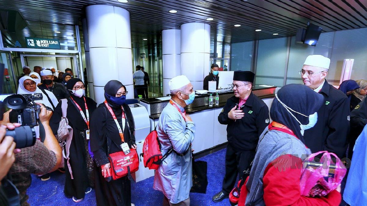 DATUK Dr Mohd Na'im Mokhtar, bersalaman dengan  jemaah haji Malaysia pulang ke tanah air di Lapangan Terbang Antarabangsa Kuala Lumpur (KLIA). FOTO SAIFULLIZAN TAMADI