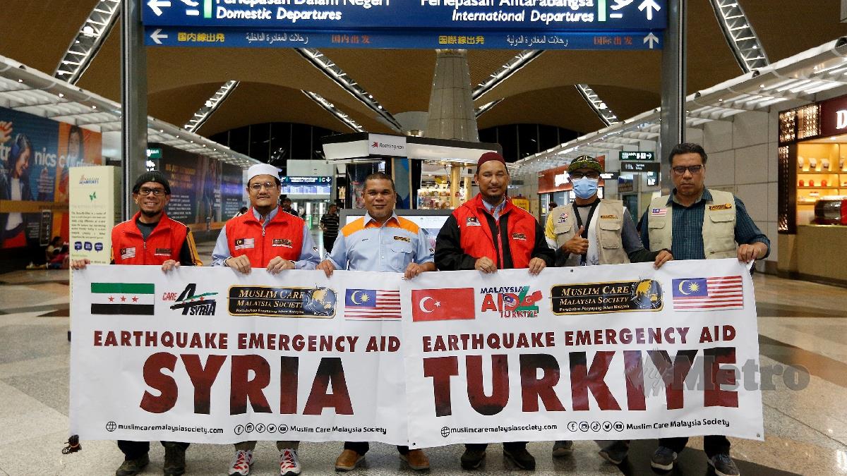 ZULKIFLI (tiga kiri) bersama kakitangan MCM akan berlepas ke Turkiye bagi menghantar misi bantuan kemanusian bagi mangsa gempa bumi. FOTO Aizuddin Saad 