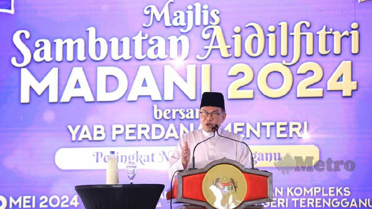 Perdana Menteri, Datuk Seri Anwar Ibrahim berucap pada Majlis Sambutan Aidilfitri MADANI 2024 Peringkat Negeri Terengganu di Pekarangan Kompleks Sukan Negeri Gong Badak . FOTO GHAZALI KORI