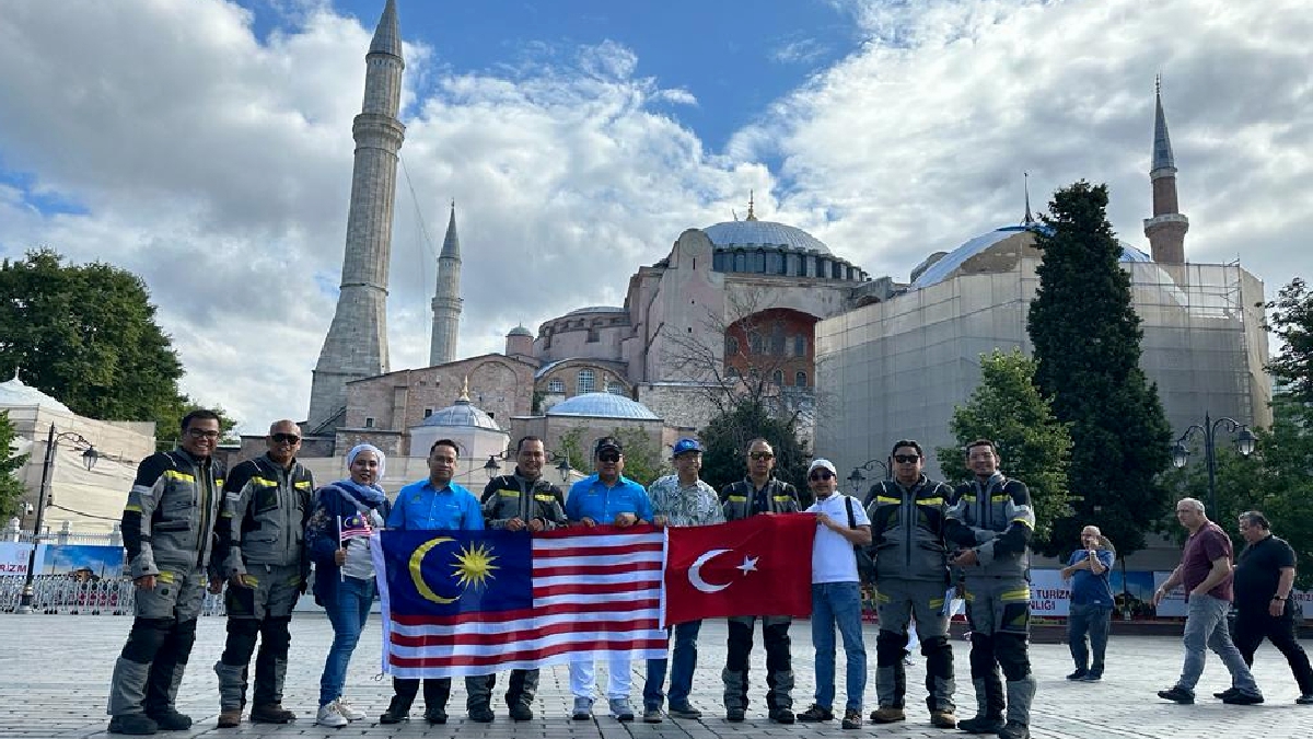 QMEPWK66 dilepaskan Konsulat Jeneral Malaysia di Istanbul, Tengku Mohd Dzaraif Raja Abdul Kadir di Perkarangan Masjid Hagia Sophia, Istanbul.