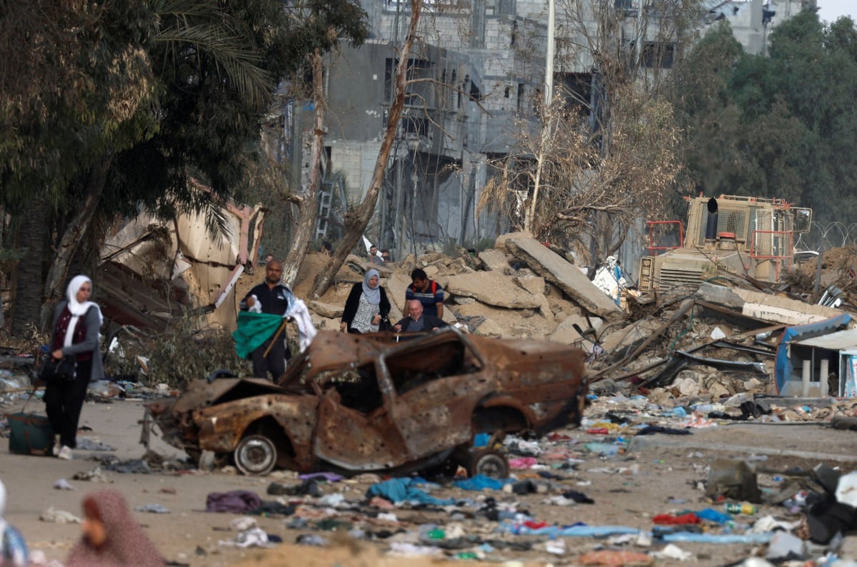 PENDUDUK Palestin melarikan diri dari utara untuk ke selatan Gaza. FOTO Reuters