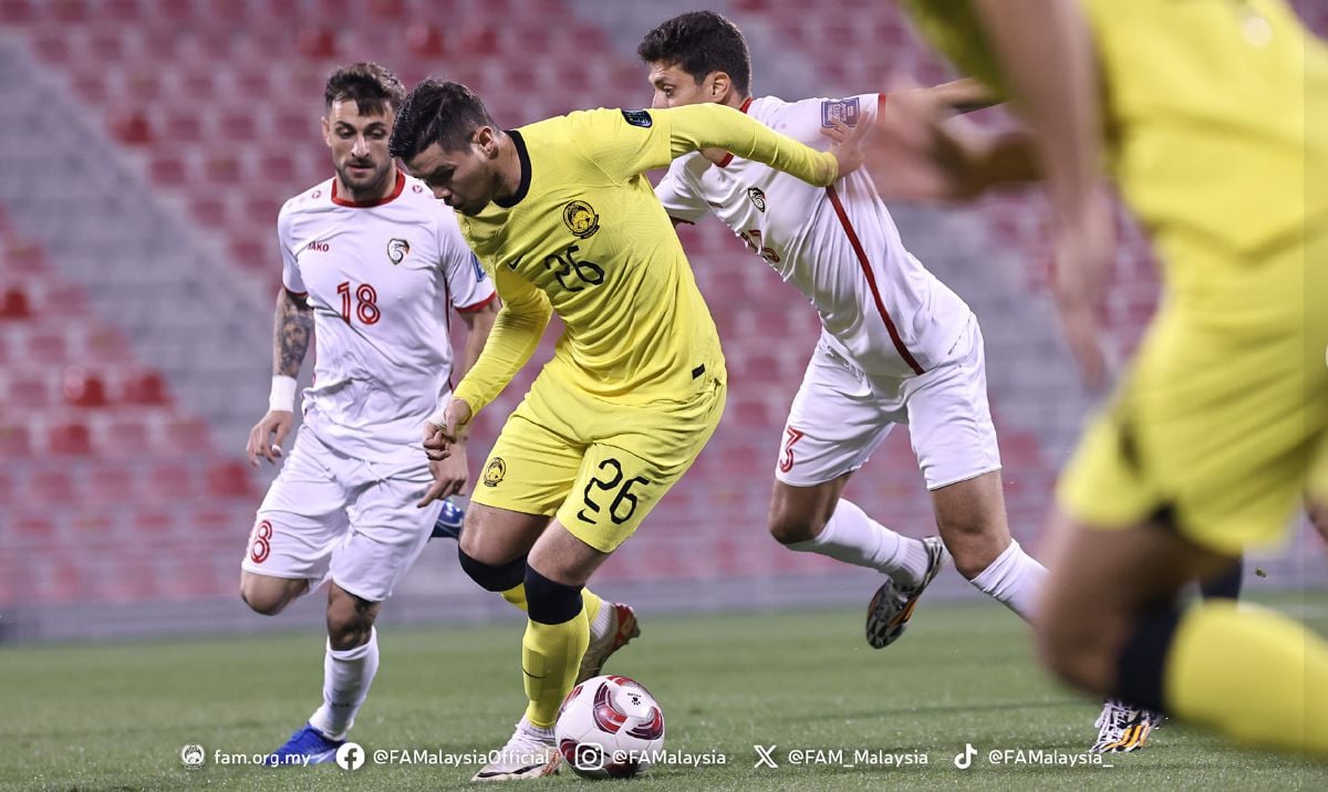 DUA pemain Syria cuba mengekang kemaraan pemain skuad negara. FOTO FAM