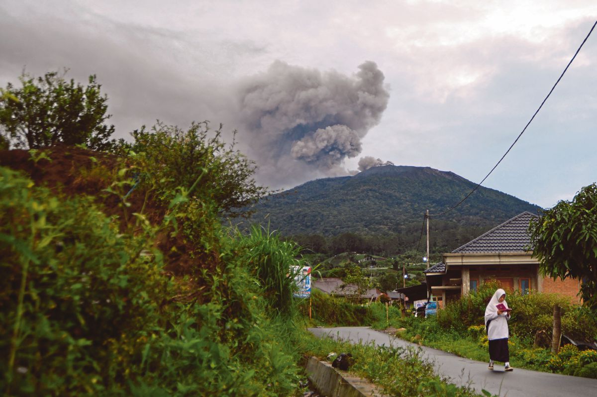 ABU kelihatan dari letusan Gunung Marapi, dilihat dari Nagari Batu Palano. Agam, Sumatera Barat. FOTO Antara Foto/ Reuters 