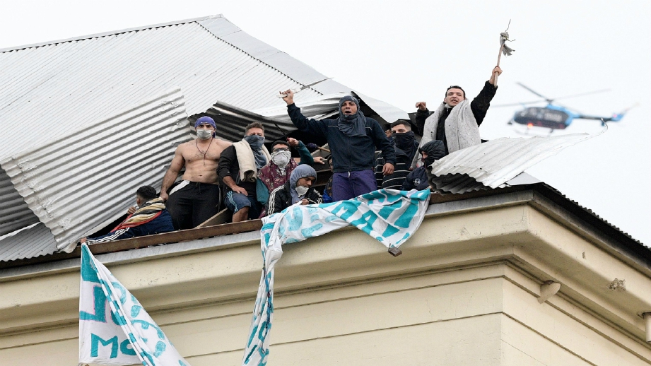 BANDUAN berada di atas bumbung penjara. FOTO AFP