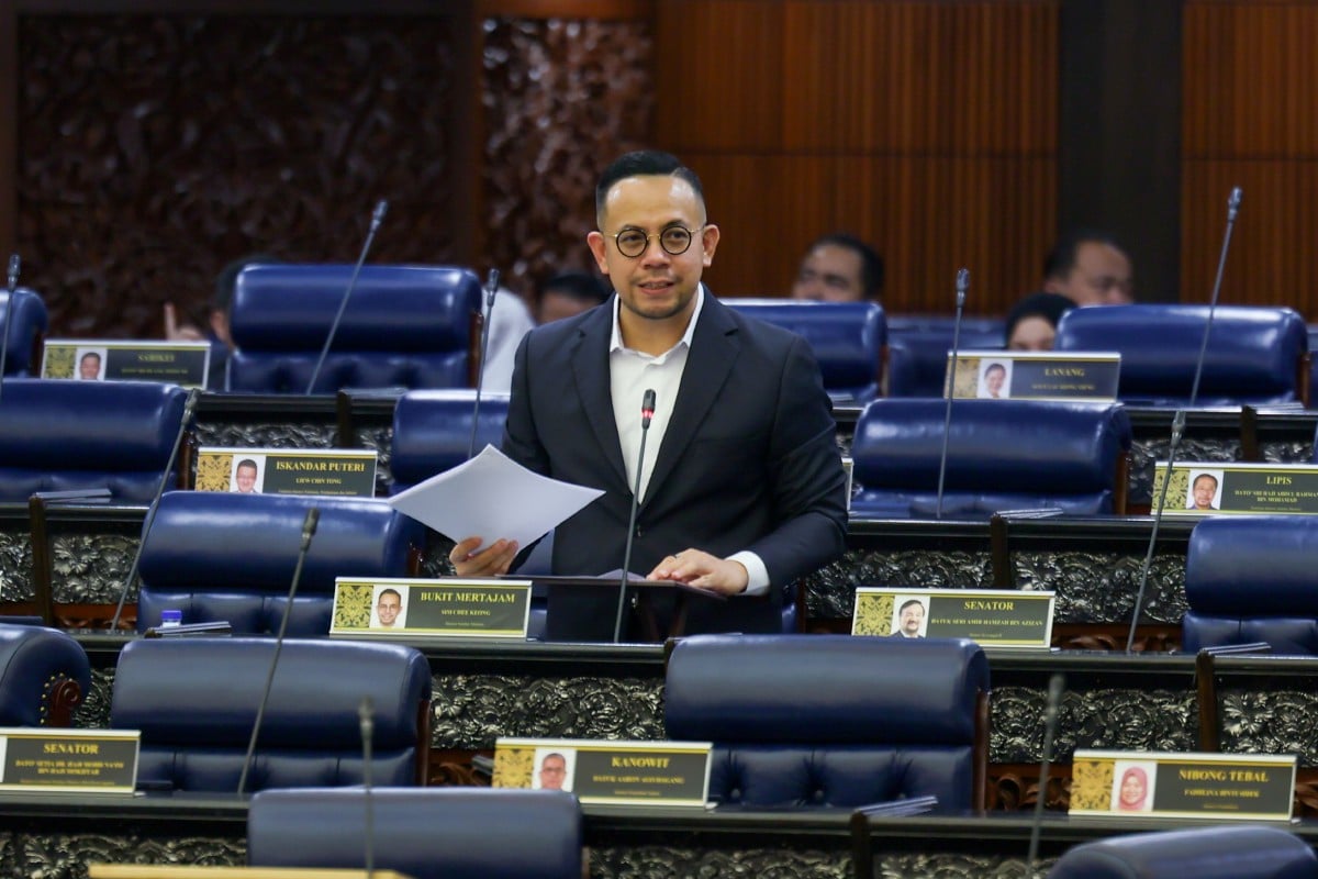 Menteri Sumber Manusia, Steven Sim Chee Keong ketika sesi ketika sesi penggulungan Rang Undang-Undang Sistem Insuran Pekerjaan (Pindaan) 2024 pada persidangan Dewan Rakyat di Bangunan Parlimen hari ini. FOTO BERNAMA