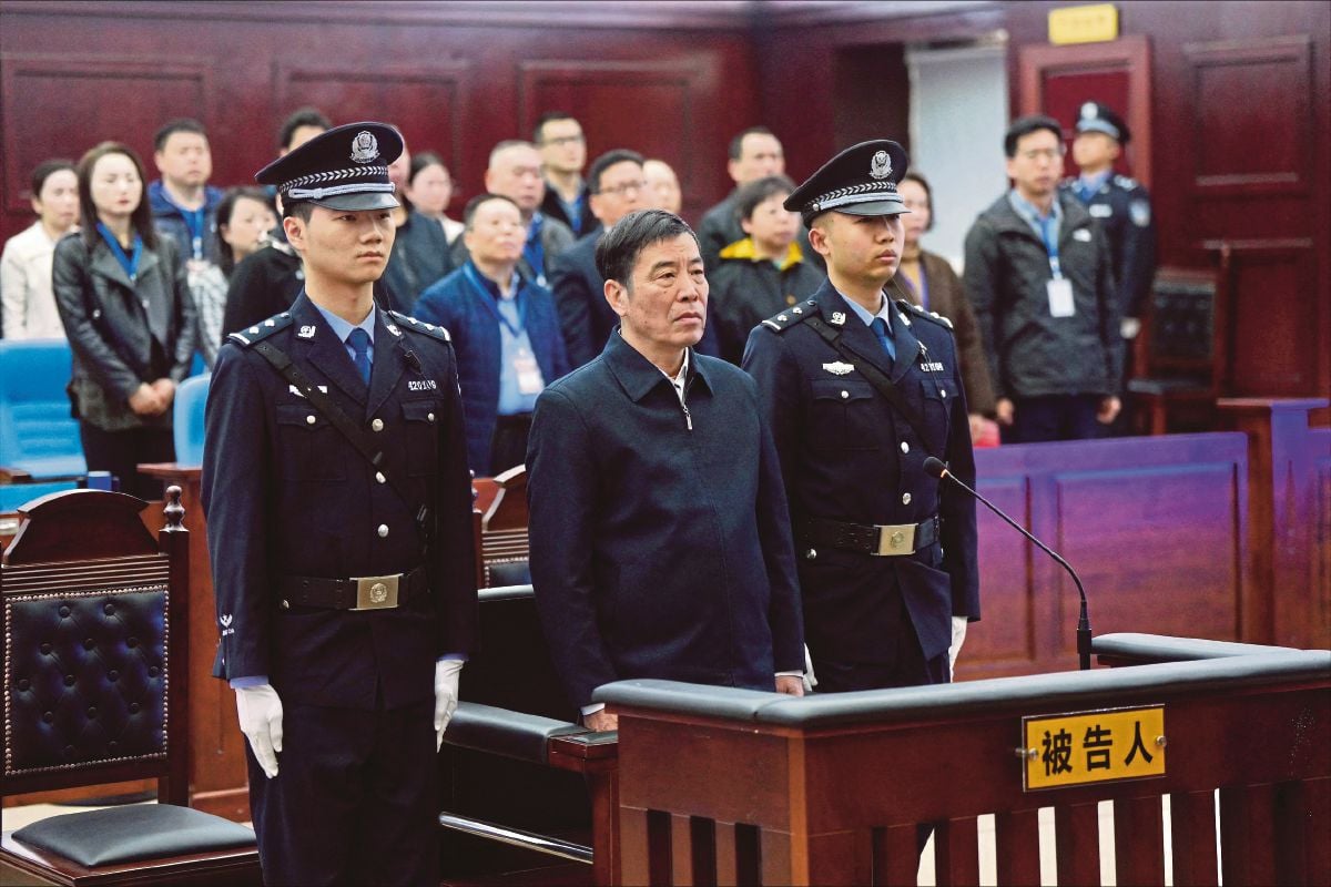 CHEN Xuyuan (tengah) ketika prosiding kesnya di sebuah mahkamah di wilayah Hubei. FOTO AFP 