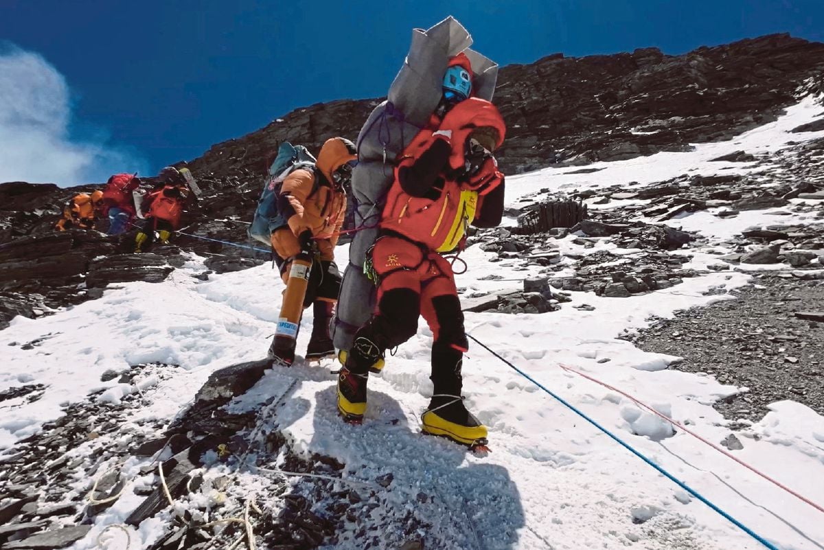 NGIMA Tashi memikul pendaki Malaysia ketika menyelamatkannya dari zon kematian di atas kem empat di Everest, Nepal, pada 18 Mei 2023. FOTO Gelje Sherpa/ Reuters   