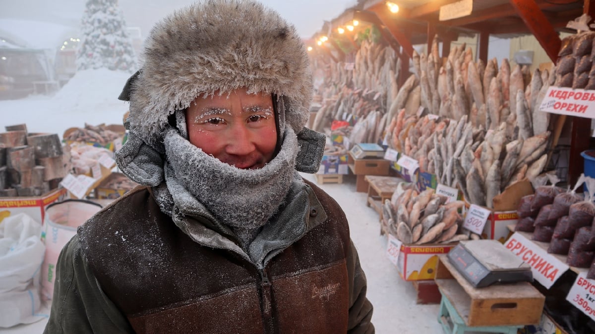 PENJUAL Yegor Dyachkovsky menunjukkan ikan yang tidak memerlukan peti sejuk berikutan cuaca sejuk melampau. FOTO Reuters 