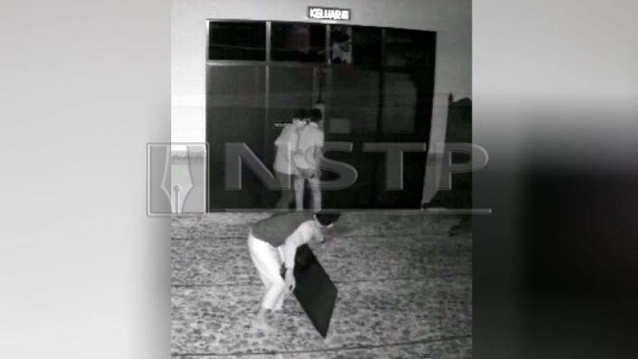 Rakaman CCTV tiga remaja mencuri di Masjid Permatang Janggus. FOTO ihsan pembaca. 