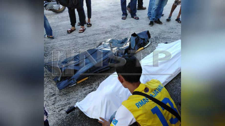 Mayat Mohd Zaini dan Azizah dibawa ke Jeti Kastam, Kuala Perlis. FOTO ihsan APM. 