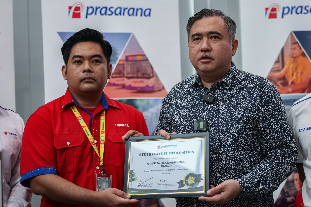 Menteri Pengangkutan Anthony Loke menyampaikan sijil penghargaan kepada Kapten Train Monorail, Ahmad Zahiruddin Nordin yang bertindak pantas mengelak kemalangan akibat pokok tumbang baru-baru ini. FOTO BERNAMA