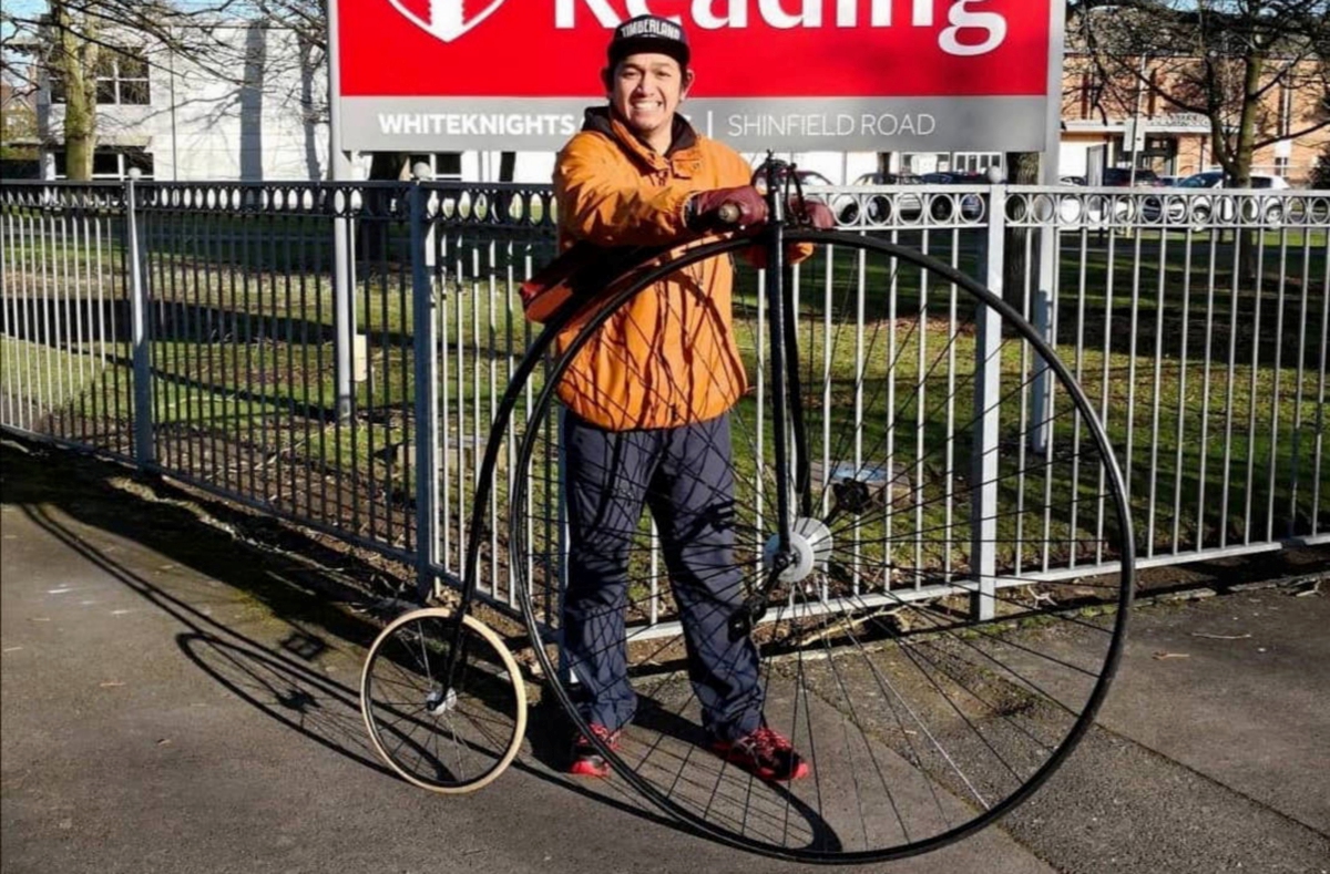 MOHD Hasbullah bersama basikal penny farthing yang dibeli di England. 