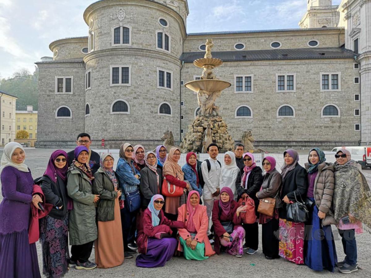 PENULIS (duduk kanan) bersama rakan dengan sebahagian besar wanita berbaju kurung di Salzburg.