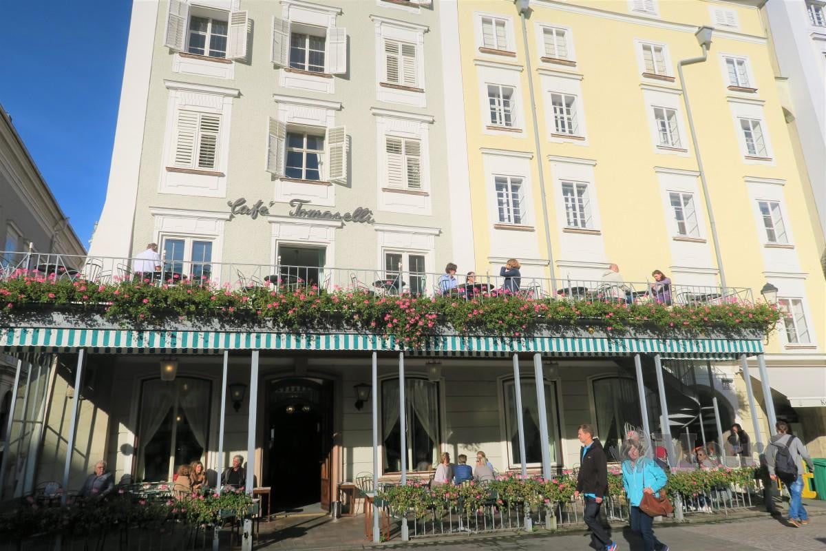 KAFE tertua di Salzburg iaitu Cafe Tomesseli yang menarik perhatian pelancong.