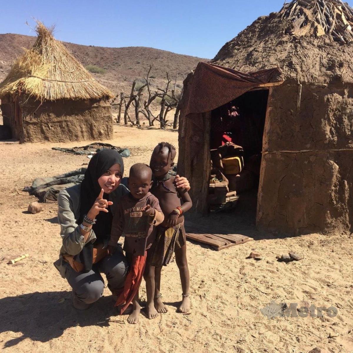 MENGABADIKAN kenangan dengan kanak-kanak suku Himba, Namibia.