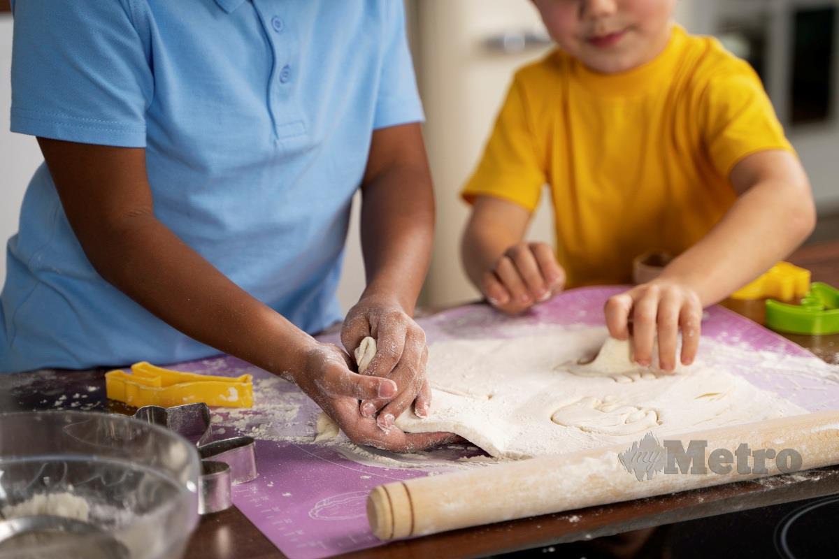 AKTIVITI memasak memberi peluang kepada kanak-kanak meneroka perkara baru.