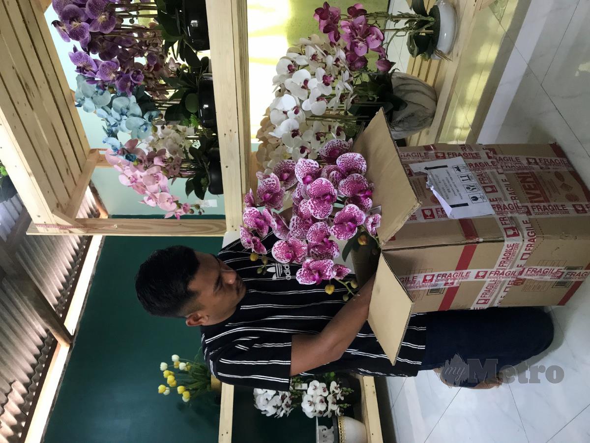 BUNGA orkid yang akan dihantar kepada pelanggan. 
