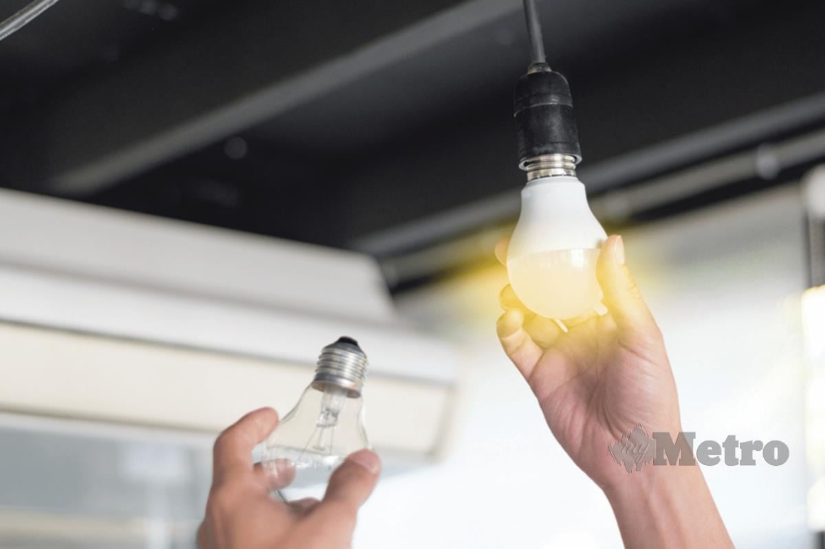 MENUKAR mentol pijar kepada mentol LED untuk mengurangkan haba dan penggunaan tenaga.