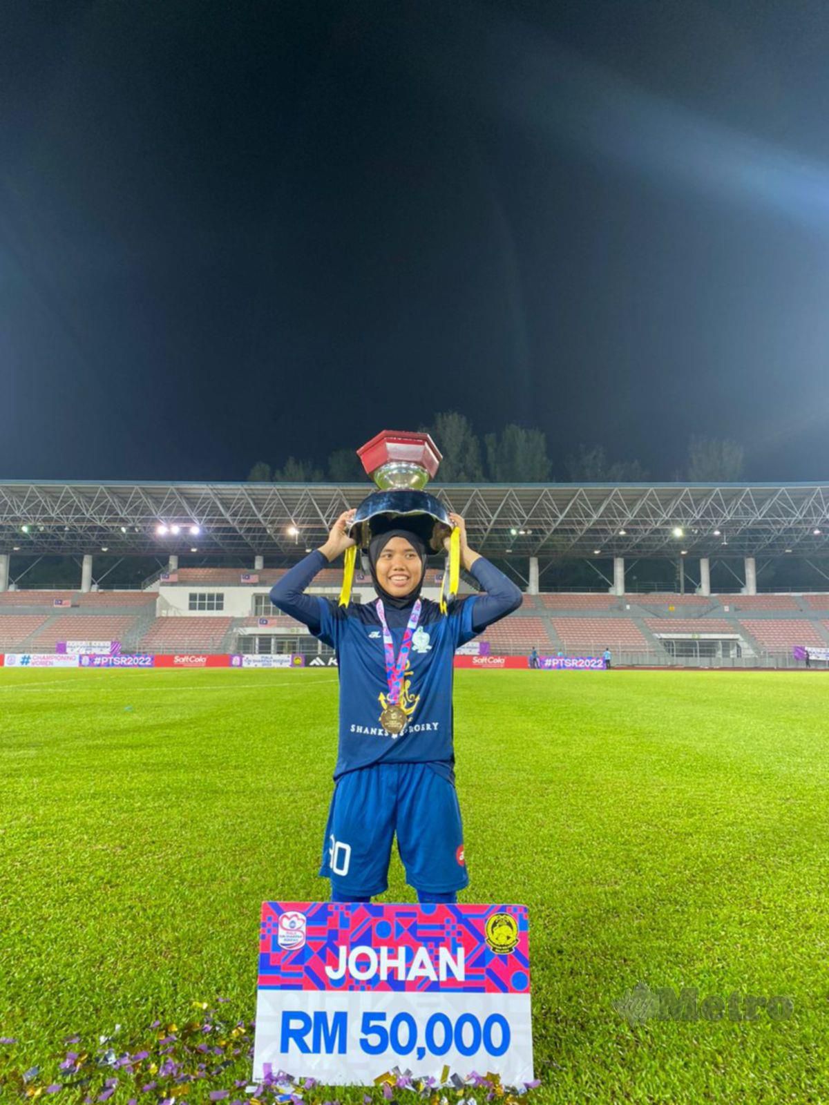 MEMBANTU pasukan menjulang Piala Tun Sharifah Rodziah pada 2022. 