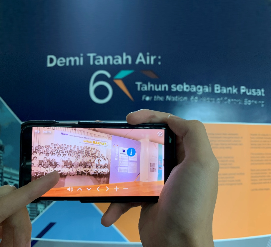 MELAWAT pameran ‘Demi Tanah Air: 60 Tahun sebagai Bank Pusat’ Muzium dan Galeri Seni Bank Negara Malaysia secara maya.