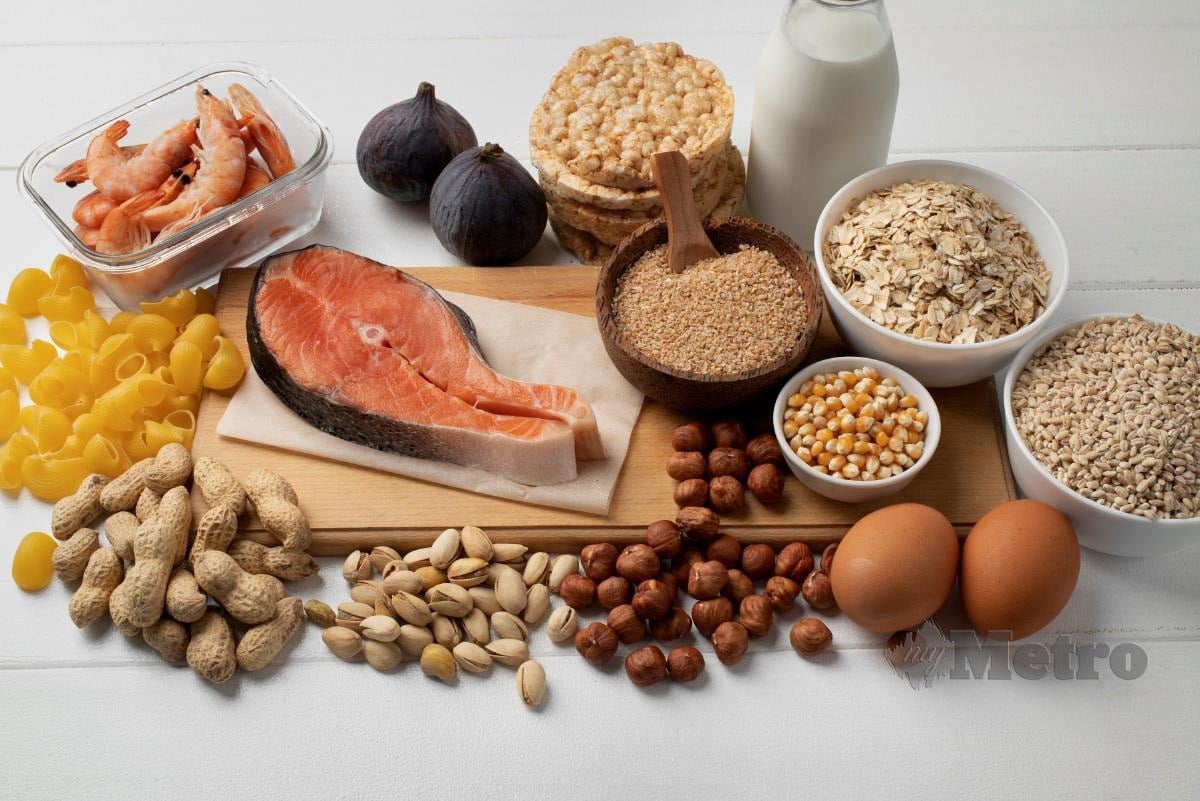 WANITA yang mengalami menopaus harus mengambil makanan yang tinggi protein termasuk telur, daging, ikan dan kekacang.