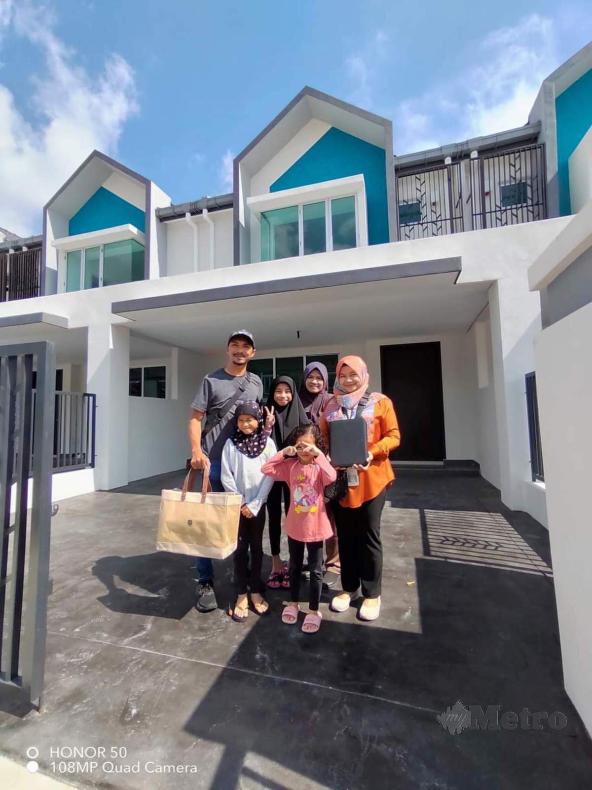 ANIS Hafiza bersama ahli keluarga di rumah yang dibeli pada 2021.