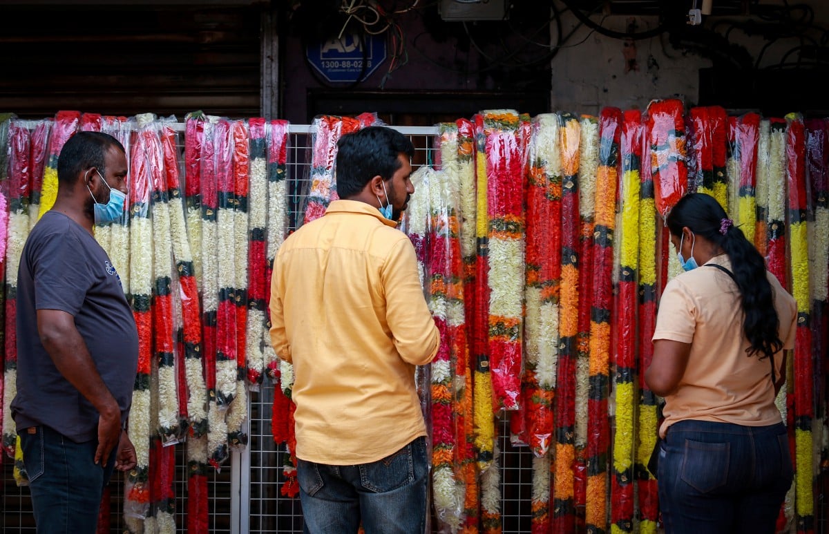 Penganut Hindu membeli barang untuk persiapan perayaan Deepavali dengan Prosedur Operasi Standard (SOP) menggunakan pelitup muka dan penjarakan fizikal di Little India, Brickfields, Kuala Lumpur. FOTO ASWADI ALIAS