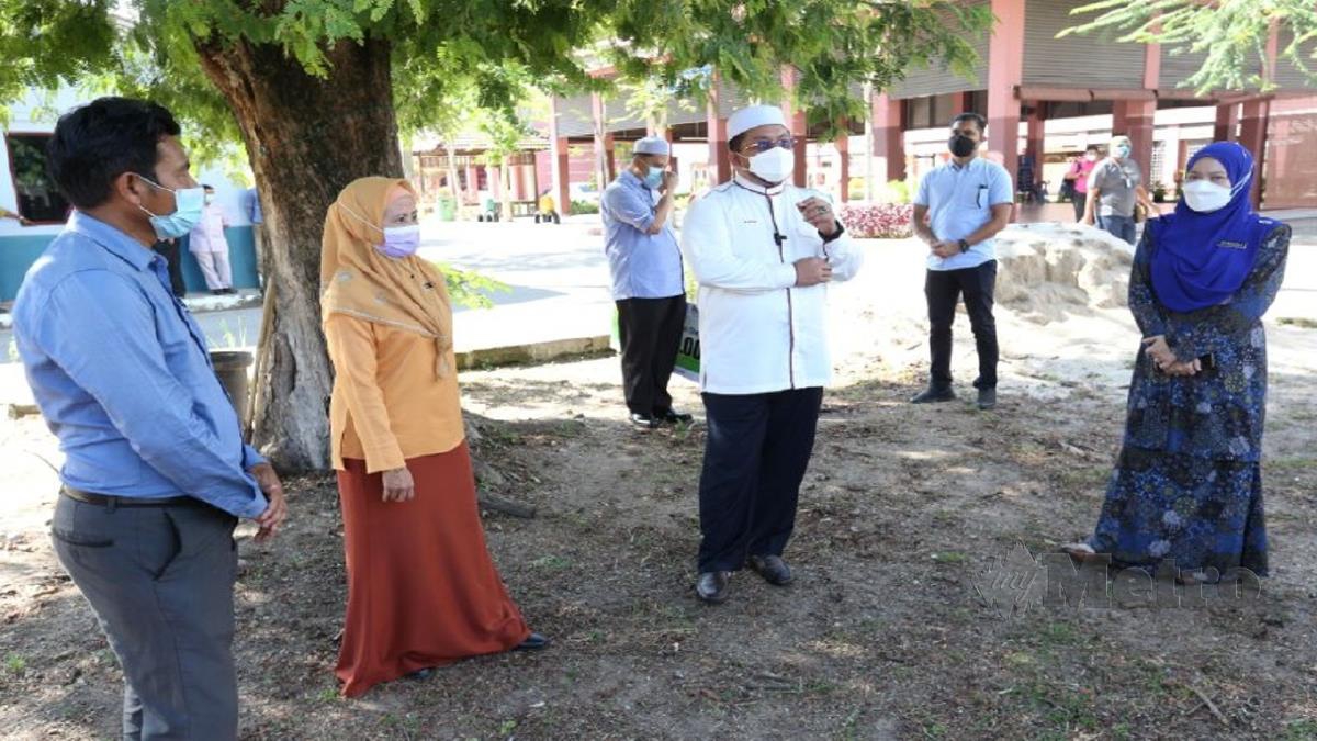 DATUK Ahmad Marzuk Shaary (dua kanan) diiringi Siti Rugayah Ismail (kanan) dan Rahayu Ahmad (dua kiri) ketika lawatannya di PUSPEN Pengkalan Chepa. FOTO NIK ABDULLAH NIK OMAR