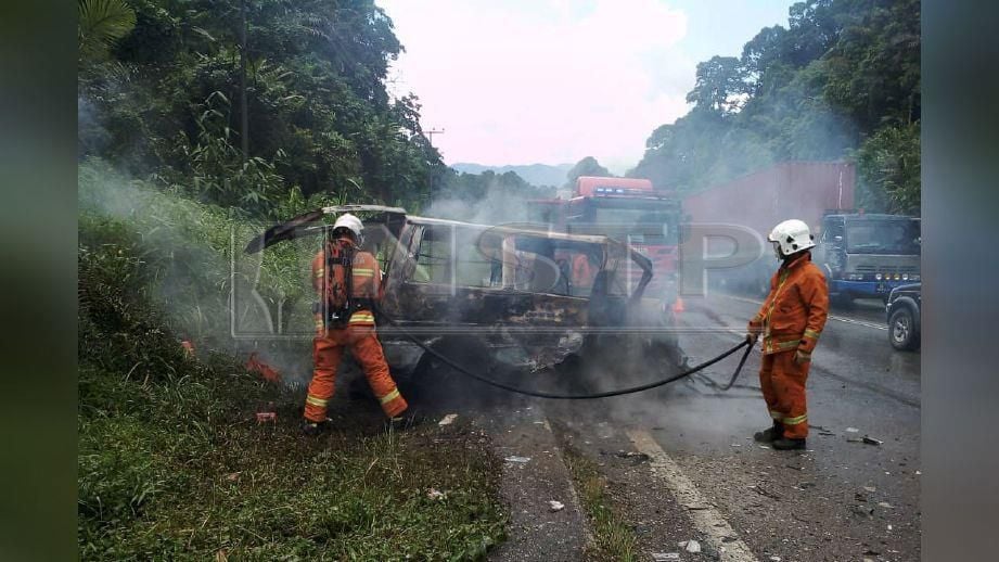 Anggota bomba dan penyelamat memadam kebakaran sebuah van yang bertembung dengan Toyota Hilux di Jalan Serian-Sri Aman. FOTO Ihsan Jabatan bomba dan penyelamat. 