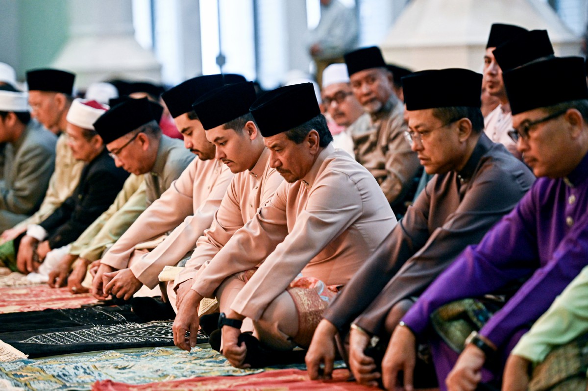 Sultan Terengganu Sultan Mizan Zainal Abidin (tengah) berkenan mendengar khutbah sebelum menunaikan solat sunat Aidilfitri bersama jemaah di Masjid Al-Muktafi Billah Shah, Ladang hari ini.